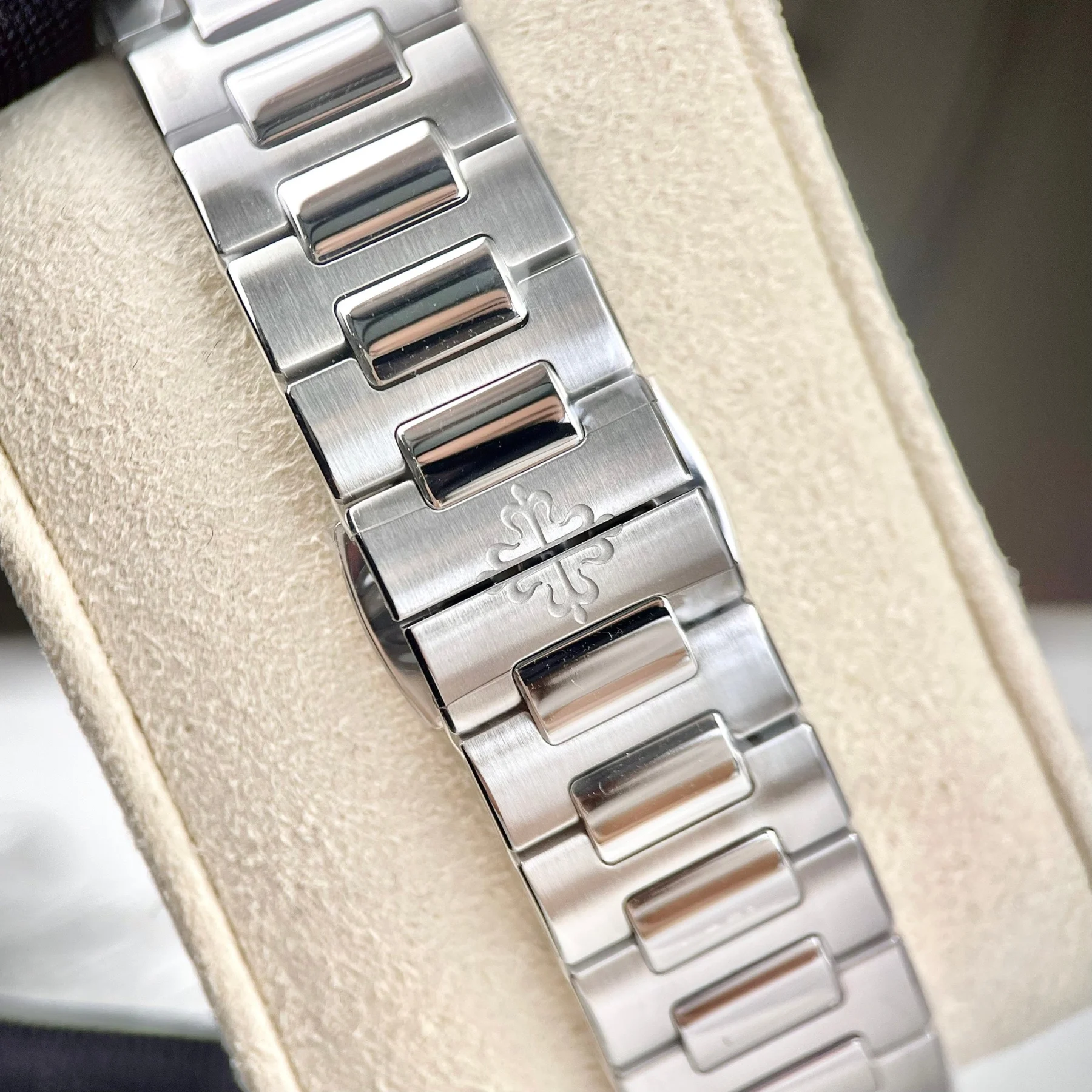 Patek Philippe Nautilus 7118/1A-001